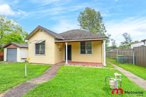 MetaWise Parramatta Cozy Room with Furniture WIFI, Sydney